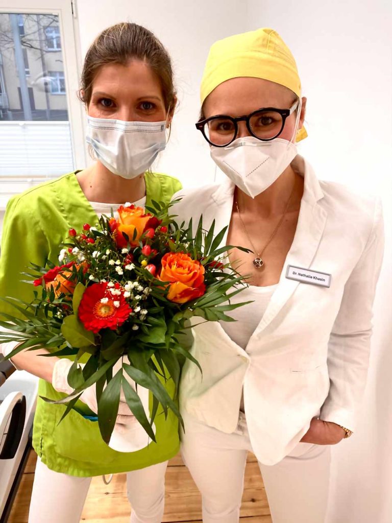 Zahnärzte mit Blumenstrauß