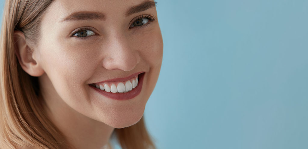 Frau mit Veneers