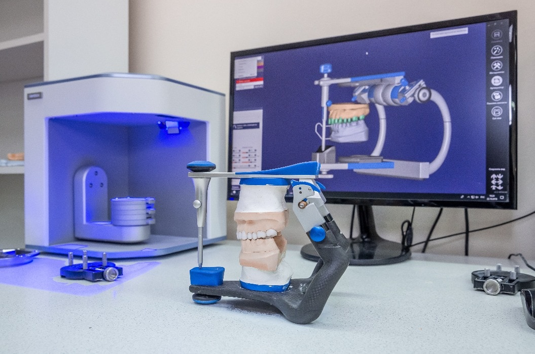 3D scanner and PC in the process of creating dentures