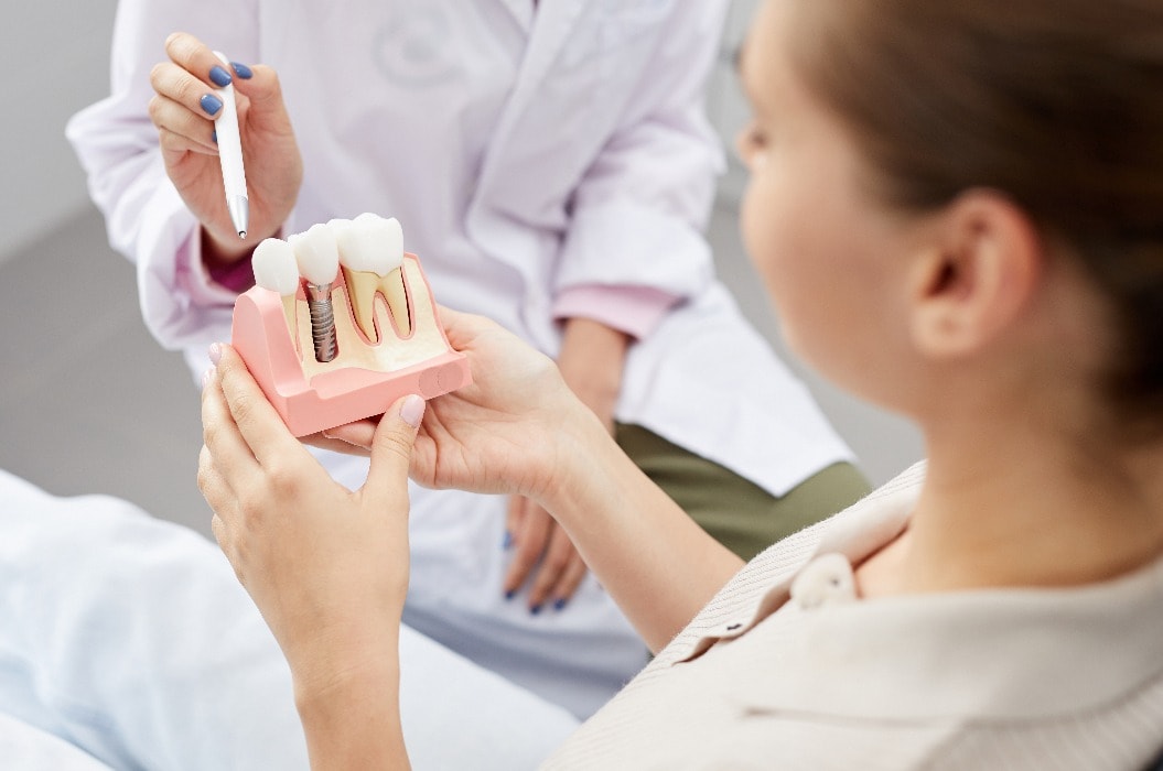 Patientin bekommt Zahnimplantat erklärt
