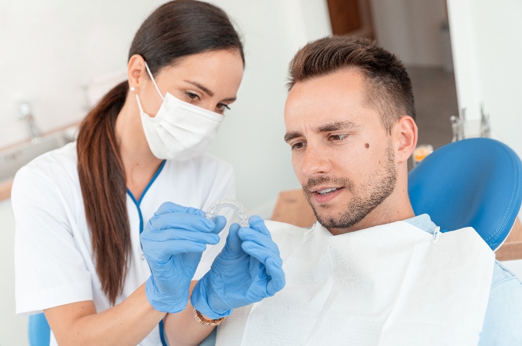 Patient erhält eine unsichtbare Zahnspange