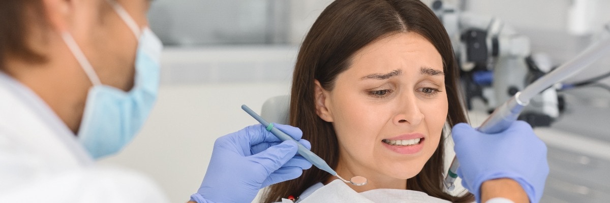 Verängstigte Frau in der Zahnarztpraxis