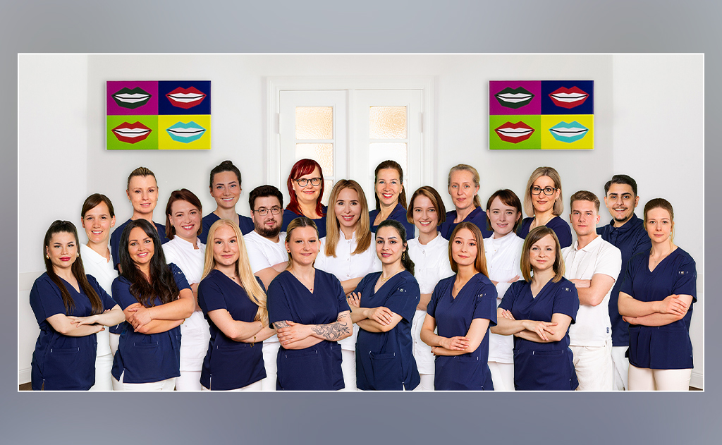 Eine Gruppe von medizinischem Personal mit freundlichen Gesichtern posiert vor bunter Pop Art